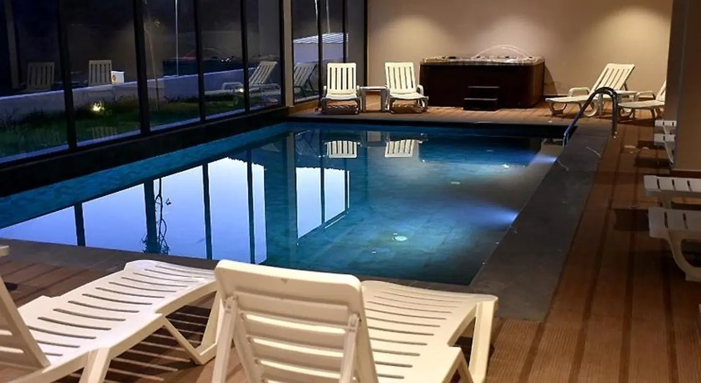 L'escale Hotel & Spa By 7AV HOTELS Hallenbad