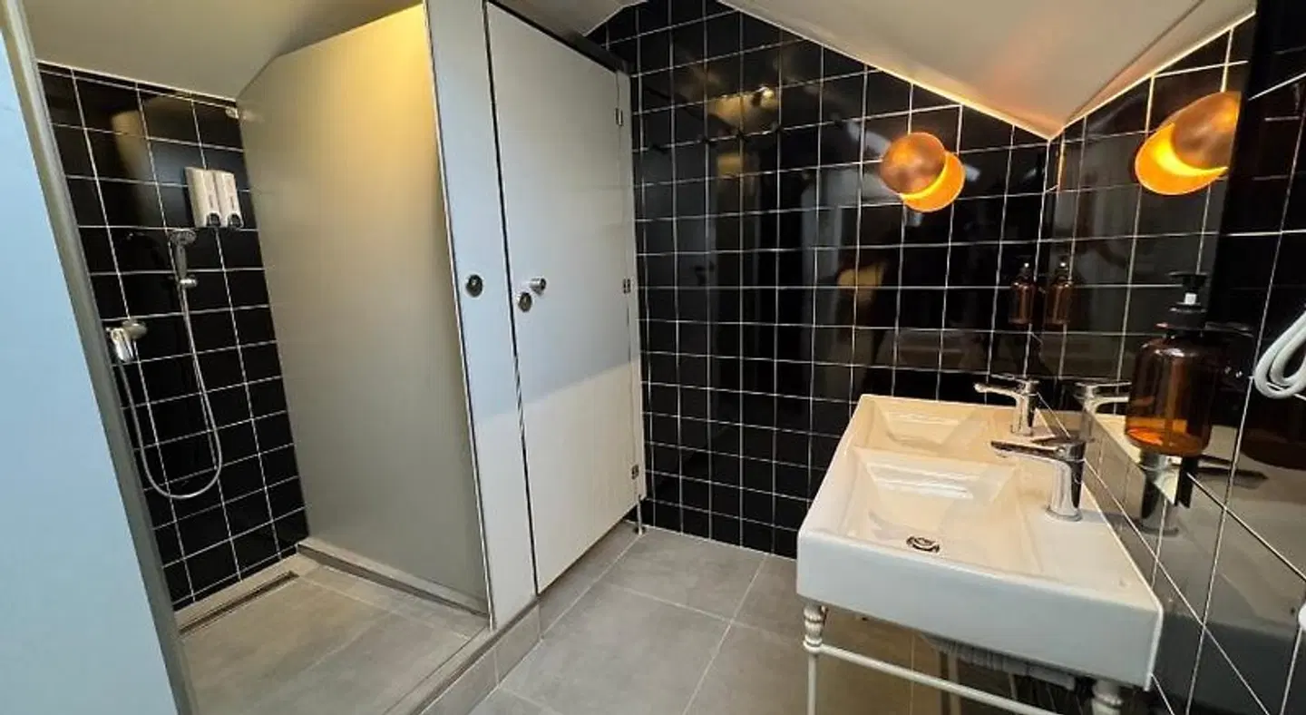 Lisbon Lounge Hostel Badezimmer