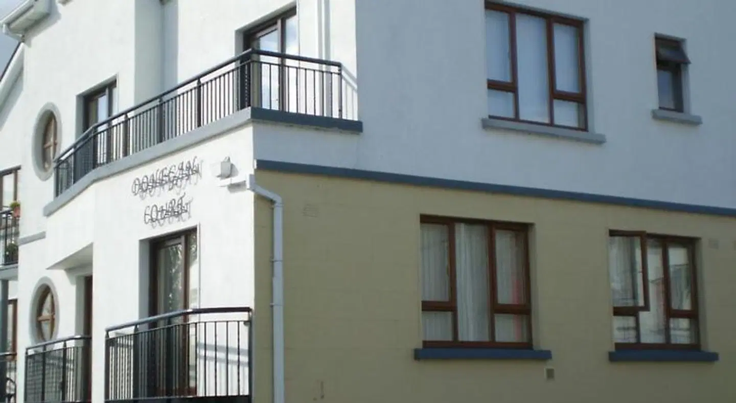 Donegan Court Aparthotel EXTERIOR
