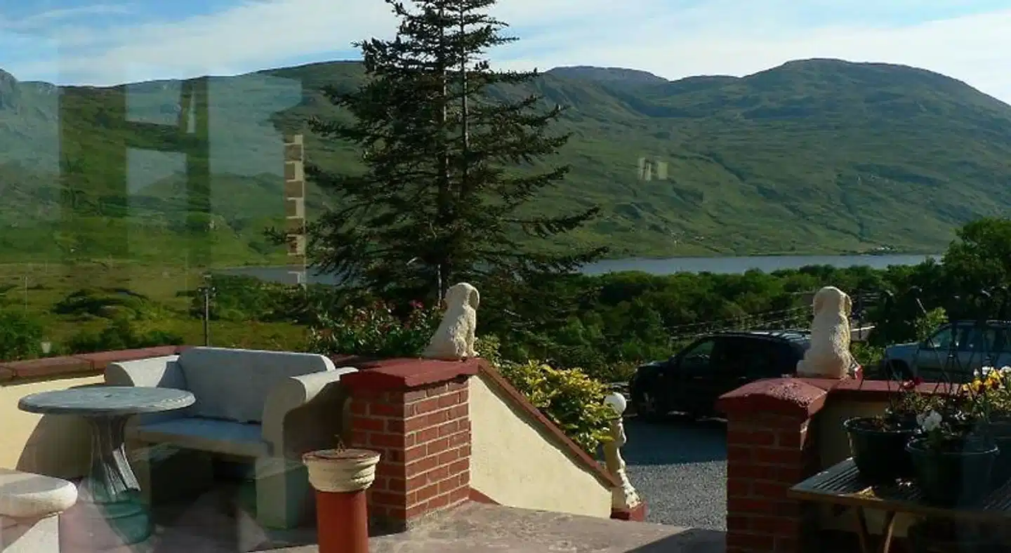 Kylemore Pass Inn Terrasse