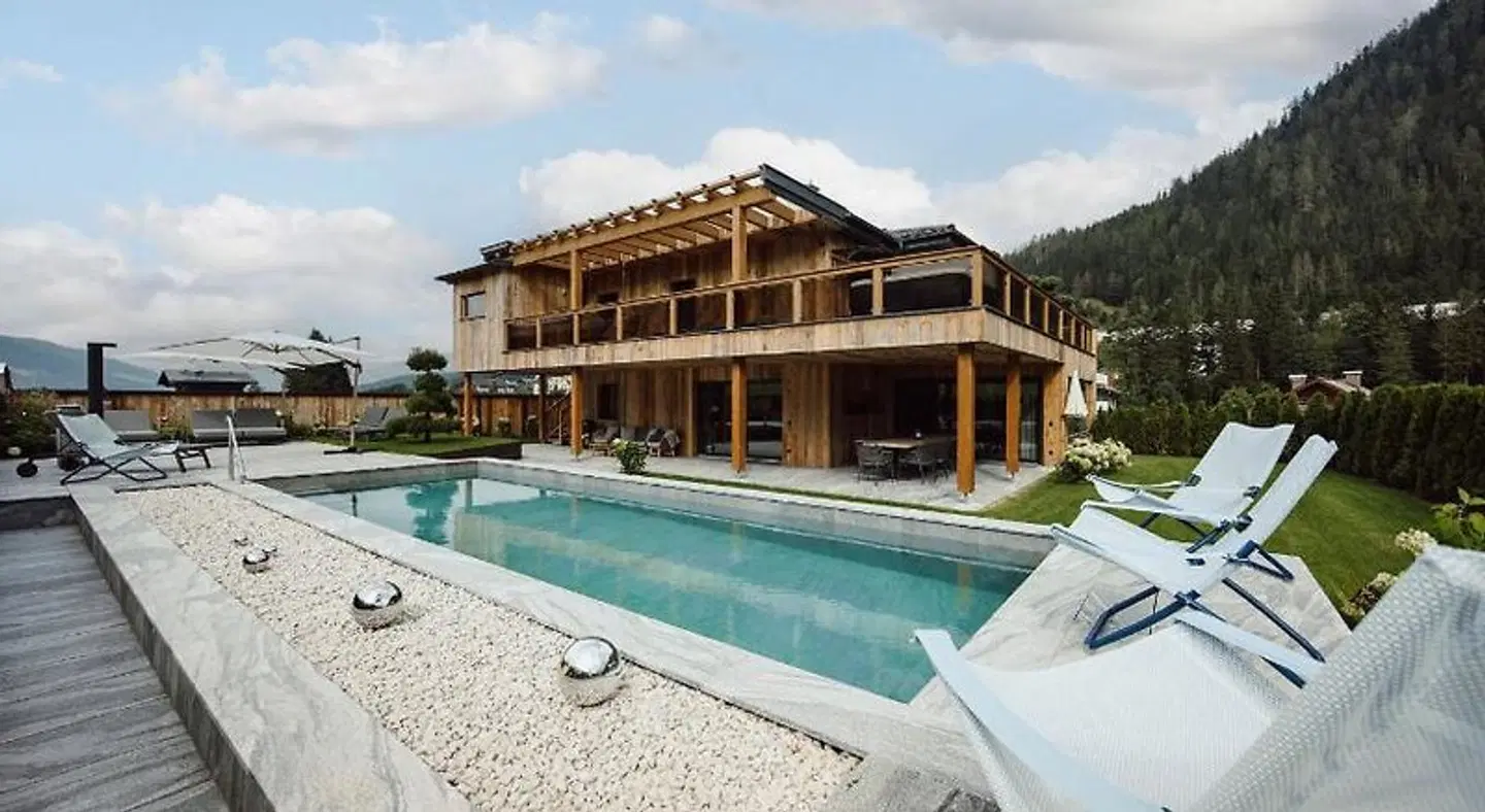 Central OUTDOOR_POOL