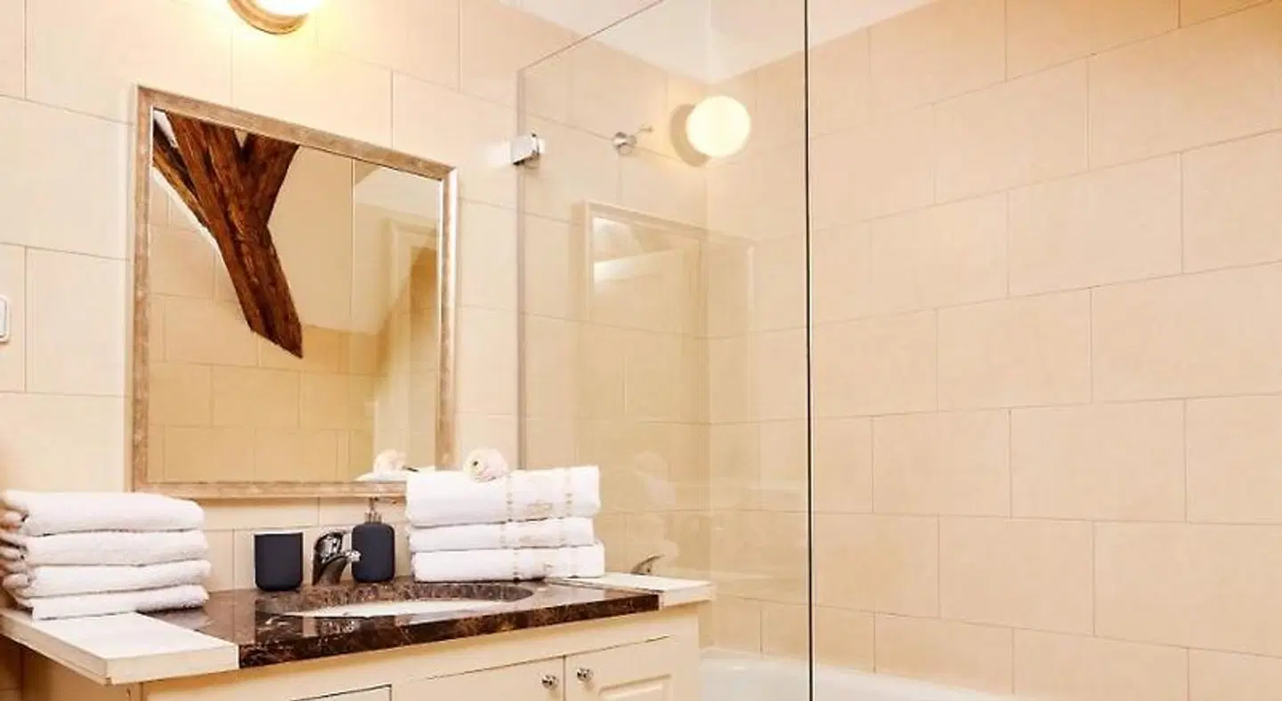 Three Golden Crowns Apartments Badezimmer