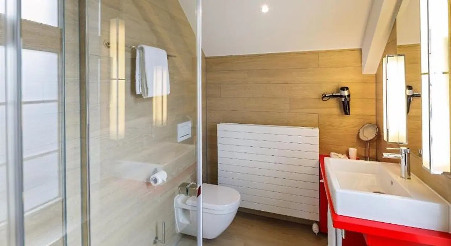 Hotel Swiss Night by Fassbind Badezimmer