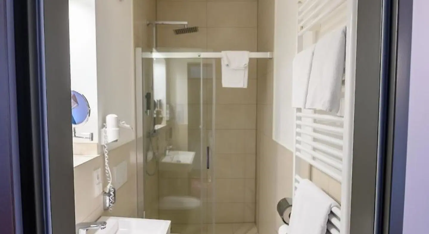 Hotel Luna Badezimmer