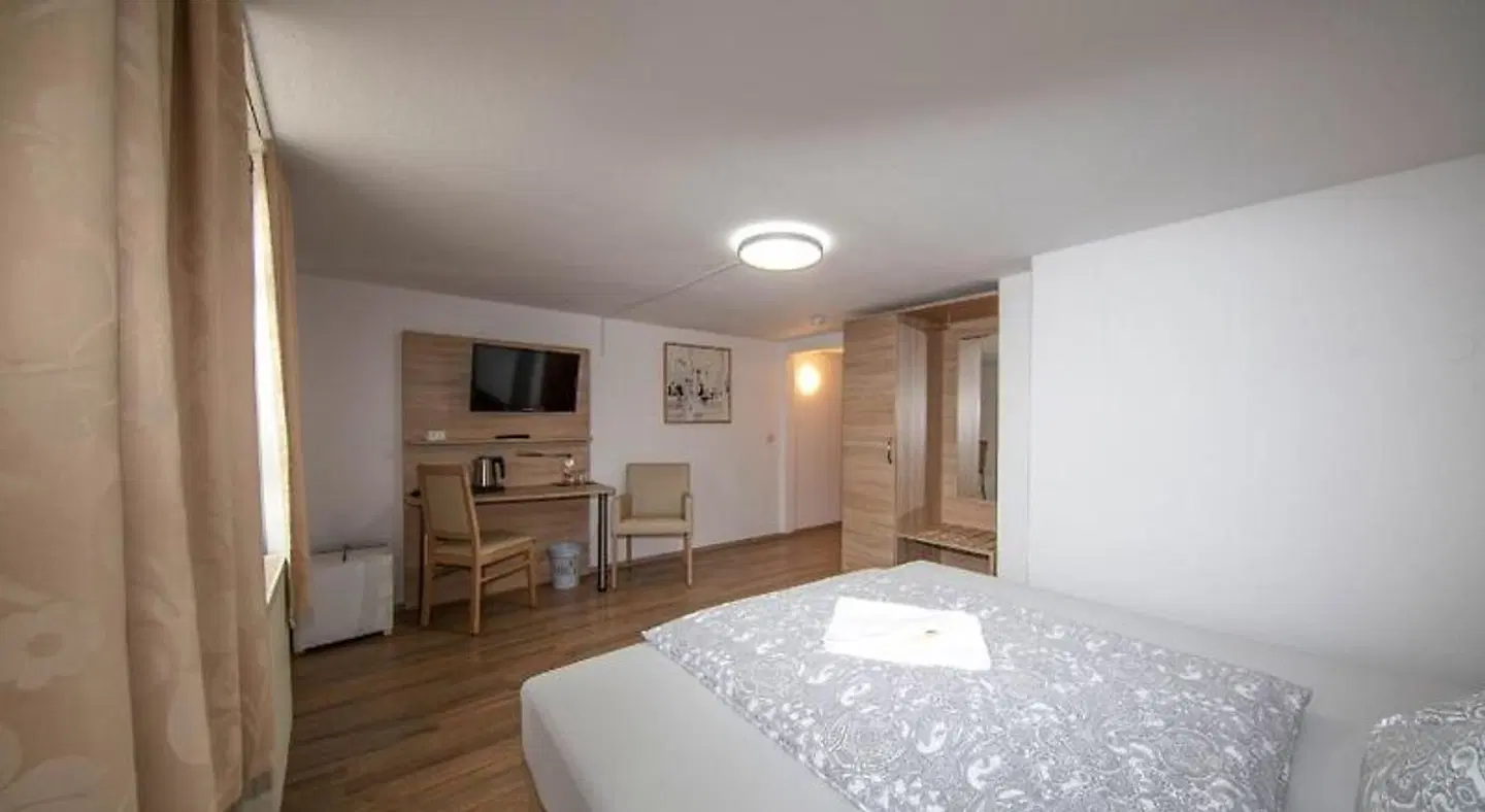 Maximilian ROOM_EXAMPLE