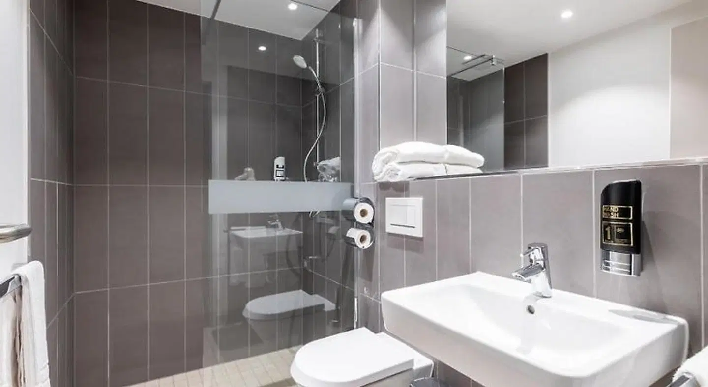 Serways Hotel Hösel Ost Badezimmer