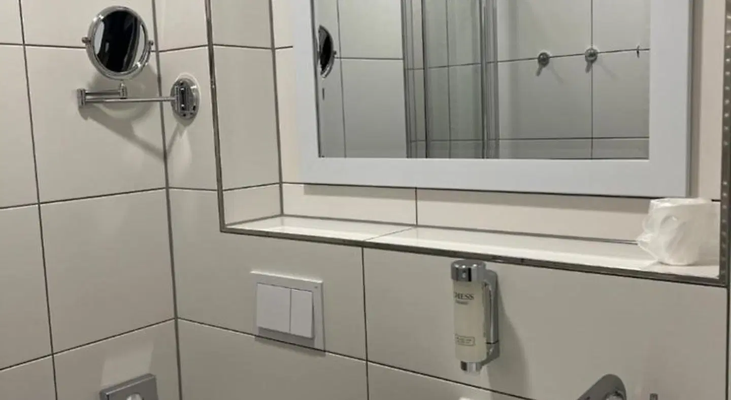 Garni Hotel Eastside Badezimmer