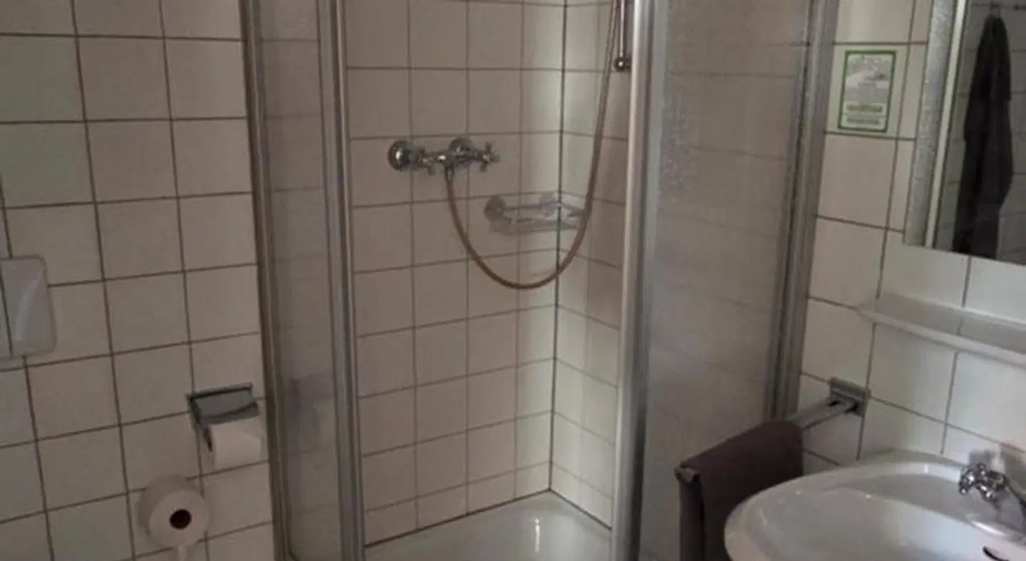 Hotel Zum Schloss Badezimmer