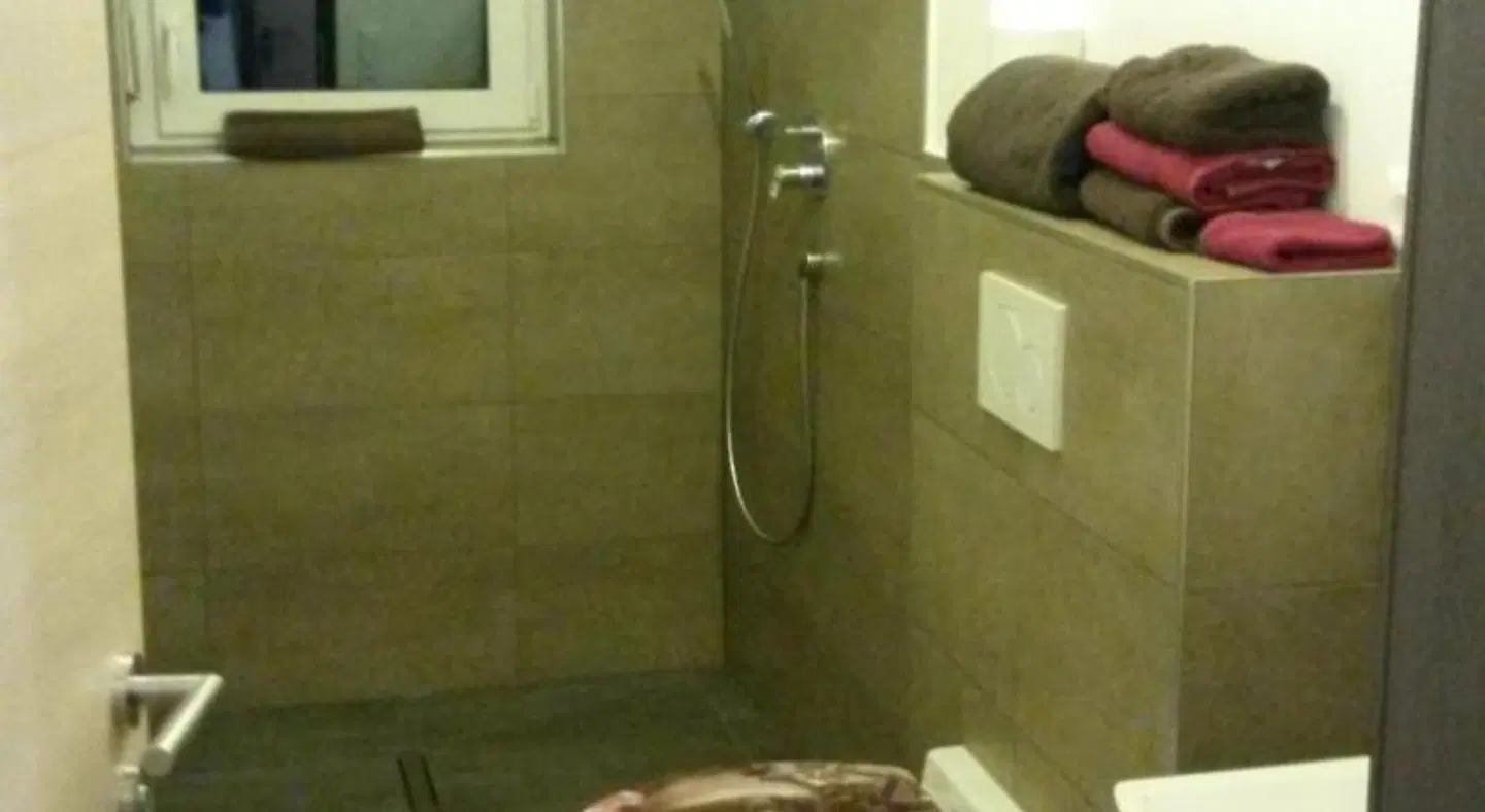 Gutunterdachgebracht Badezimmer