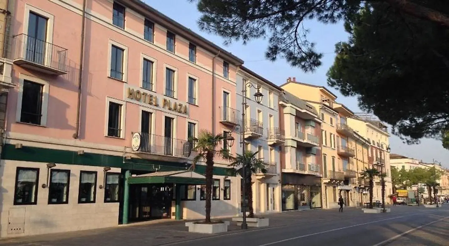 Plaza EXTERIOR