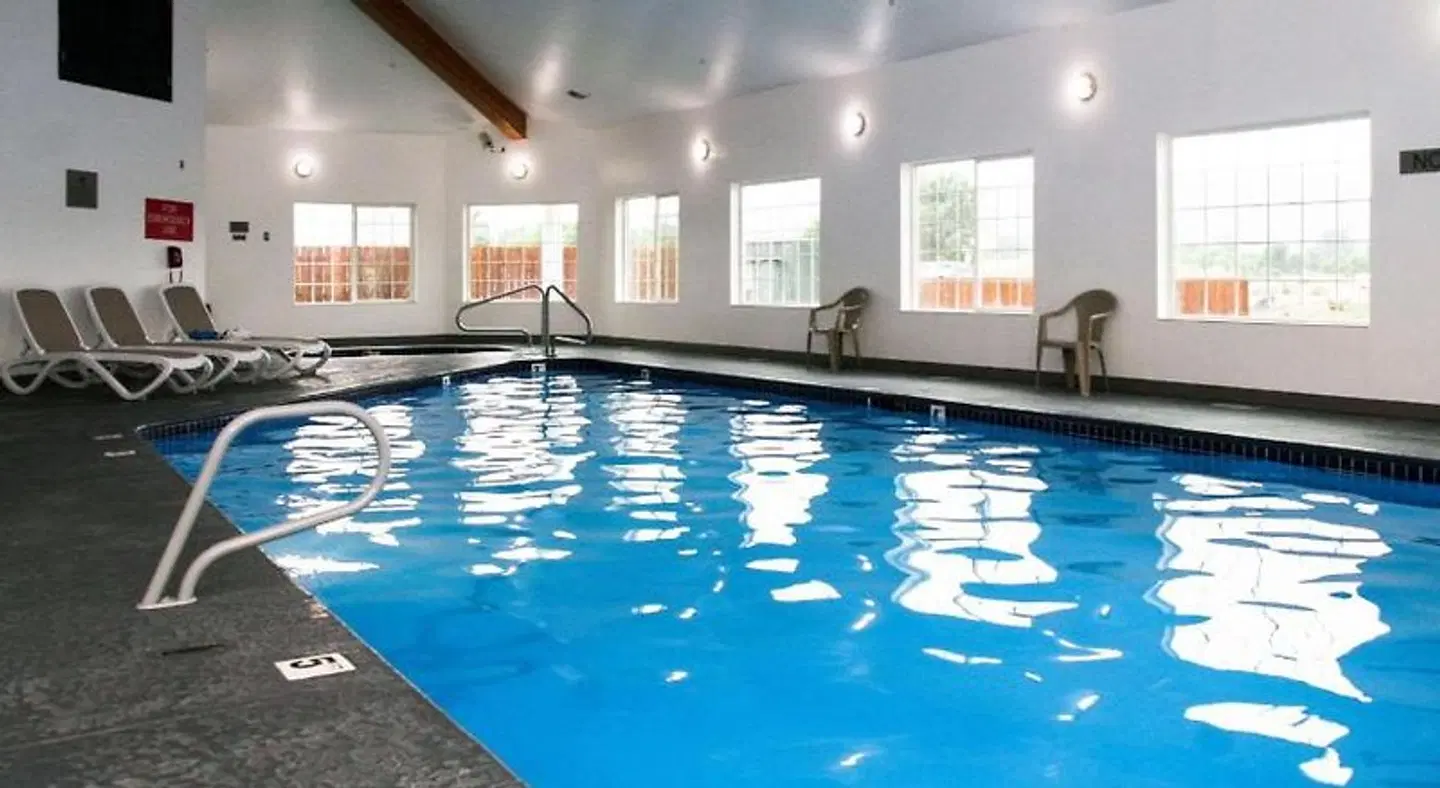 Country Inn & Suites by Radisson, Prineville, OR Hallenbad