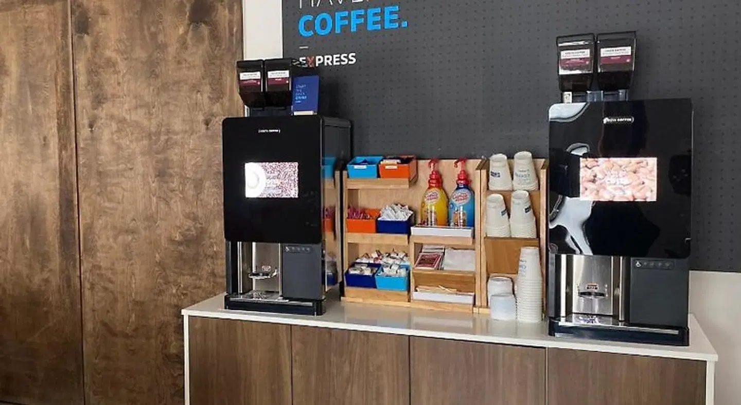 Holiday Inn Express & Suites Plymouth by IHG Bar