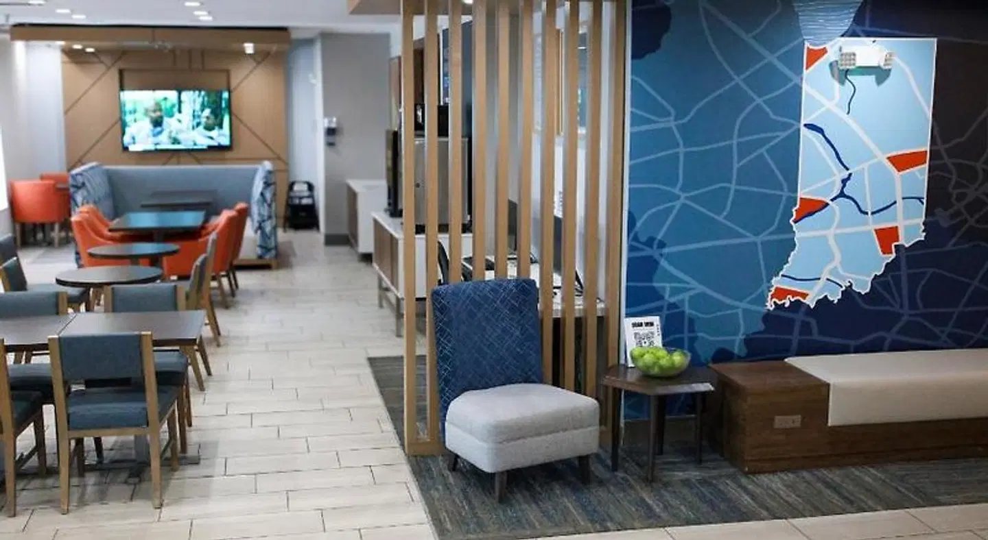 Holiday Inn Express & Suites Plymouth by IHG Bar