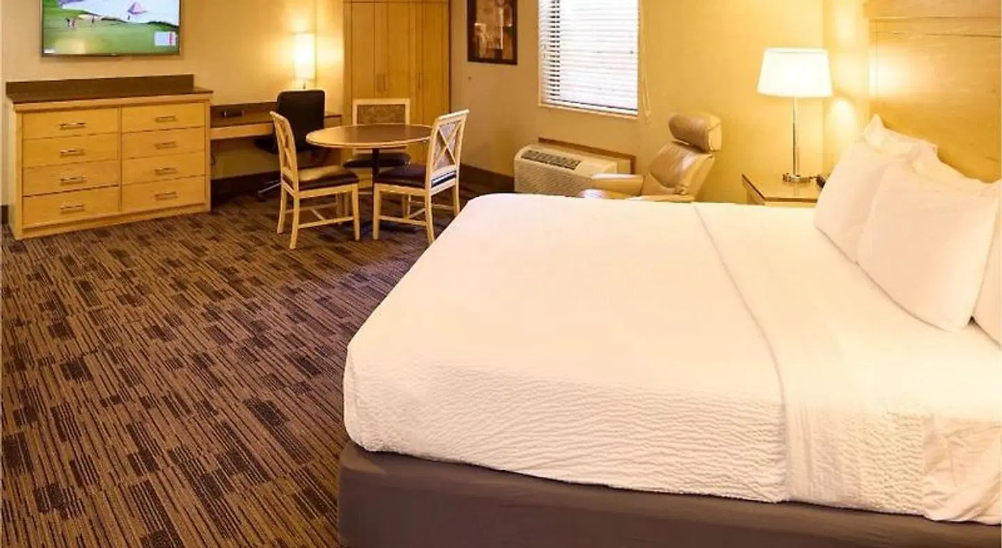 LivINN Hotel Cincinnati / Sharonville Convention Center ROOM_EXAMPLE