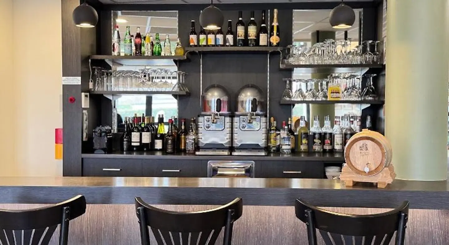 Kyriad Prestige RESIDENCE CABOURG Dives-sur-Mer Bar