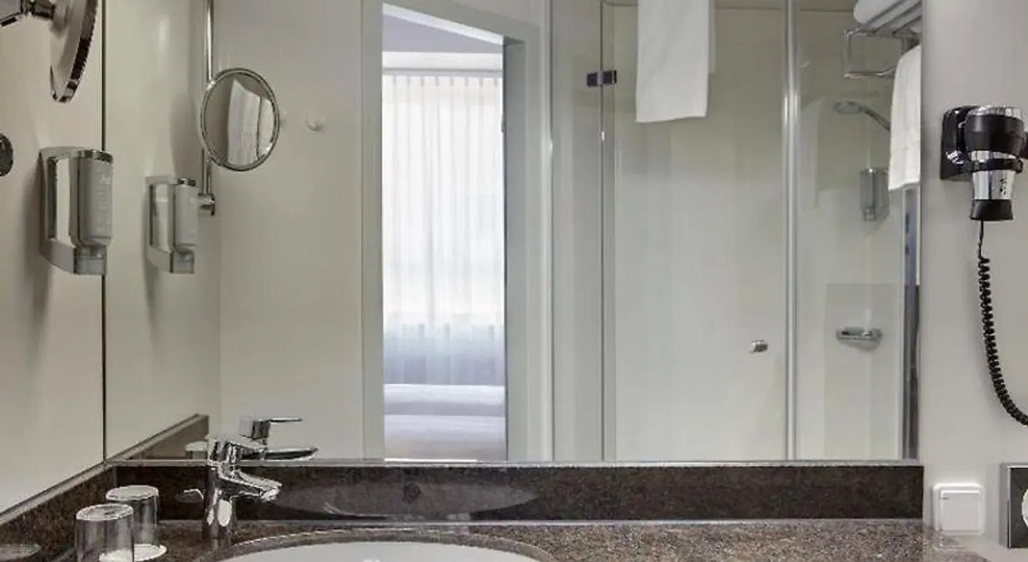 InterCityHotel Augsburg Badezimmer