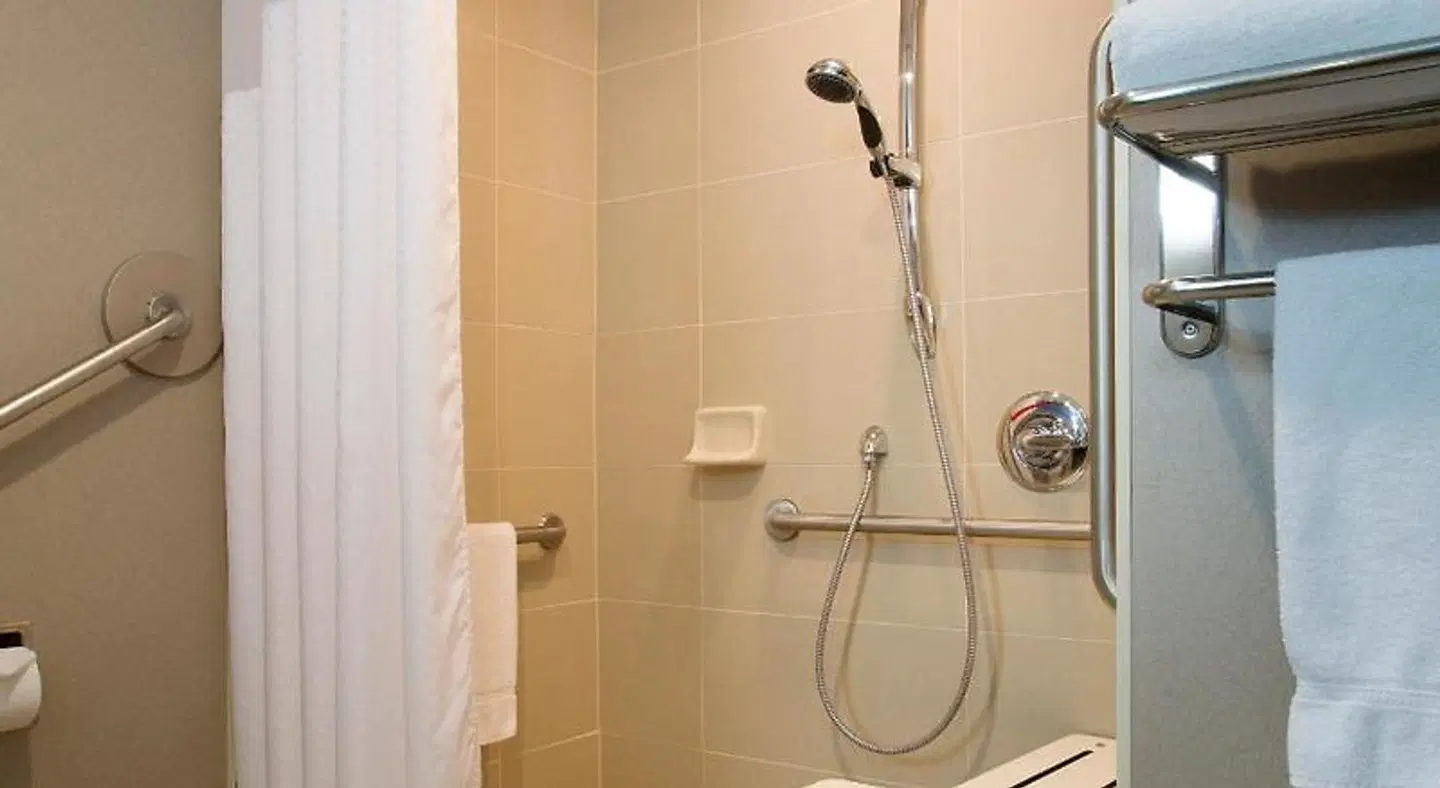 Holiday Inn Express & Suites Ottawa West - Nepean by IHG Badezimmer
