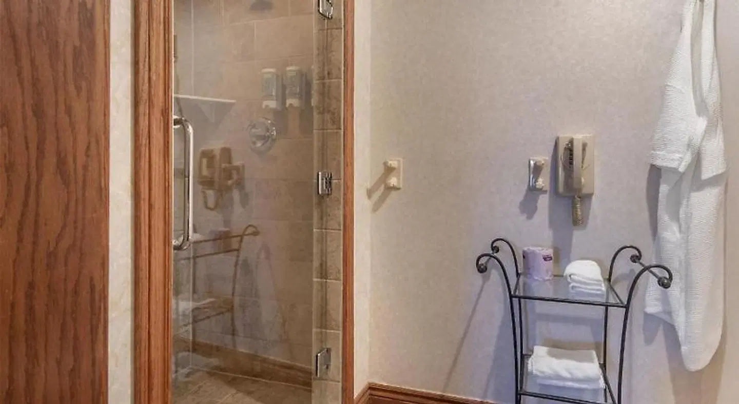 Best Western Parkway Inn & Conference Centre Badezimmer