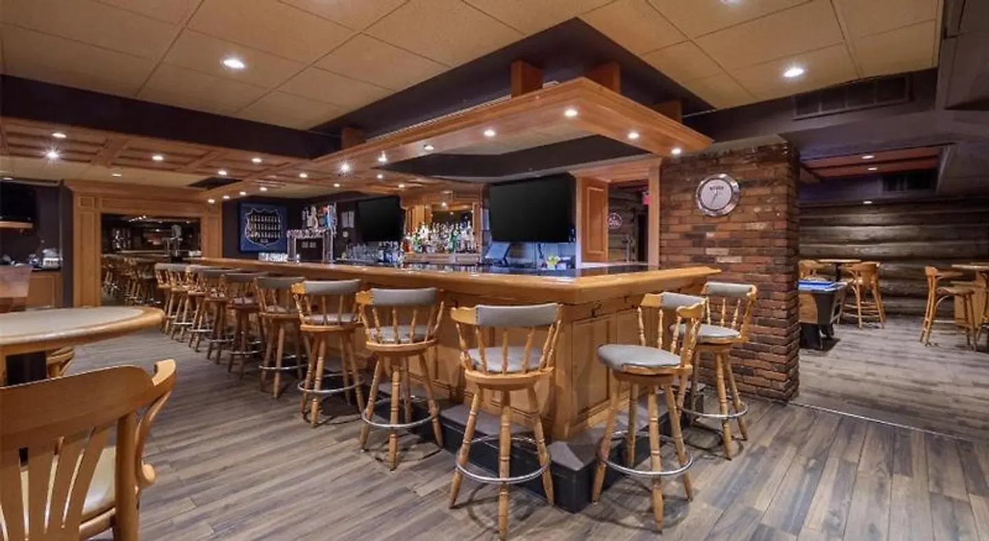 Best Western Parkway Inn & Conference Centre Bar