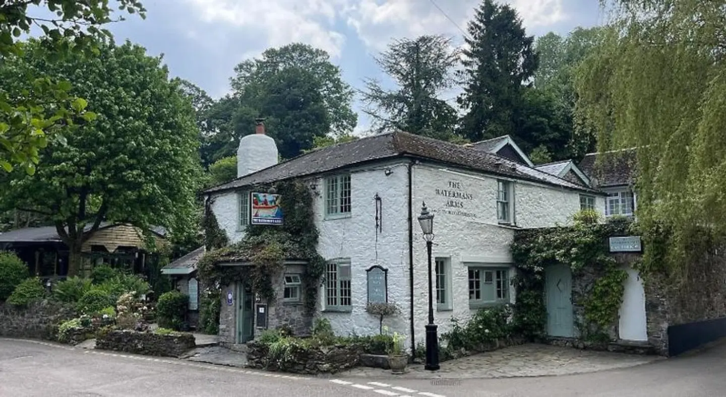 The Watermans Arms EXTERIOR