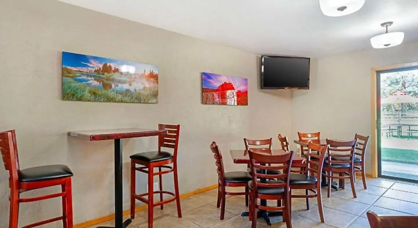 Best Western Ponderosa Lodge Bar