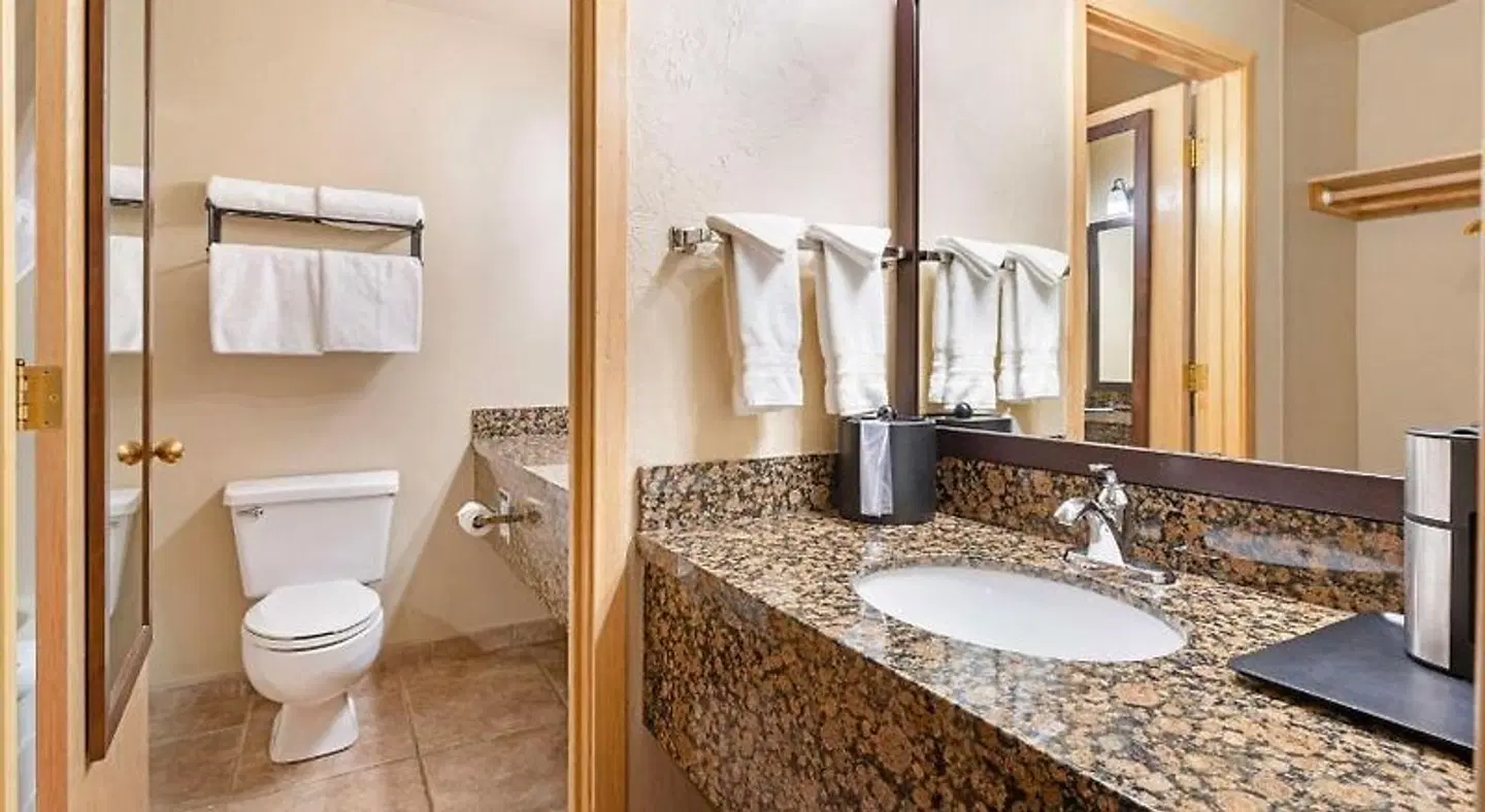 Best Western Ponderosa Lodge Badezimmer