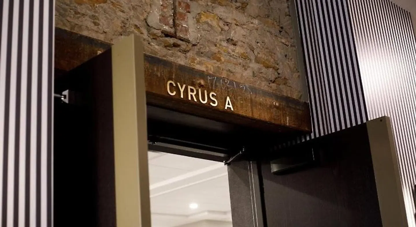 Cyrus Hotel EXTERIOR