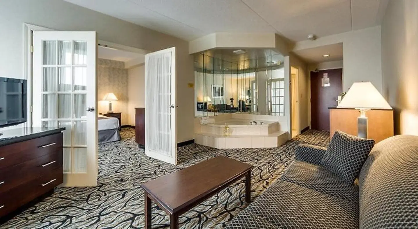Monte Carlo Inn Oakville Road East ROOM_EXAMPLE