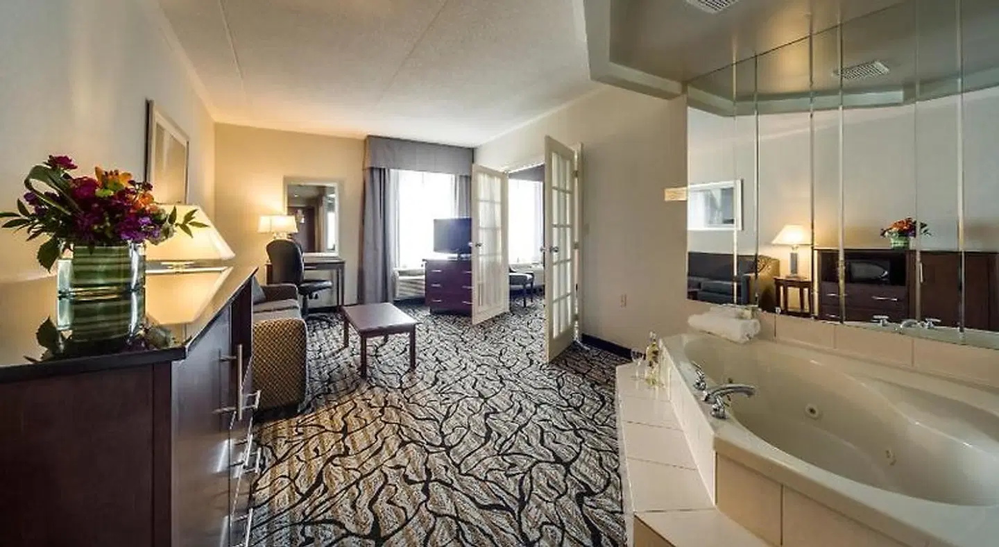 Monte Carlo Inn Oakville Road East ROOM_EXAMPLE