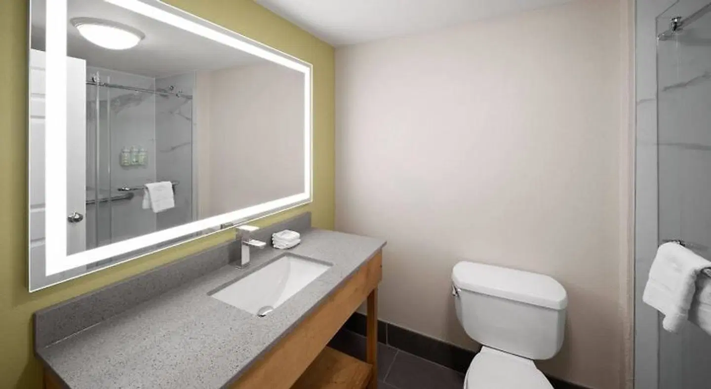 La Quinta Inn & Suites by Wyndham San Antonio Airport Badezimmer