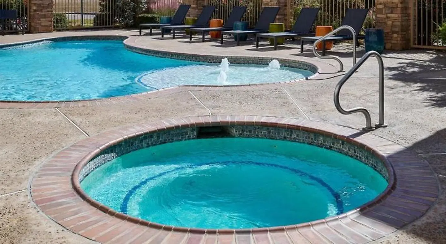 Hampton Inn Vernon OUTDOOR_POOL