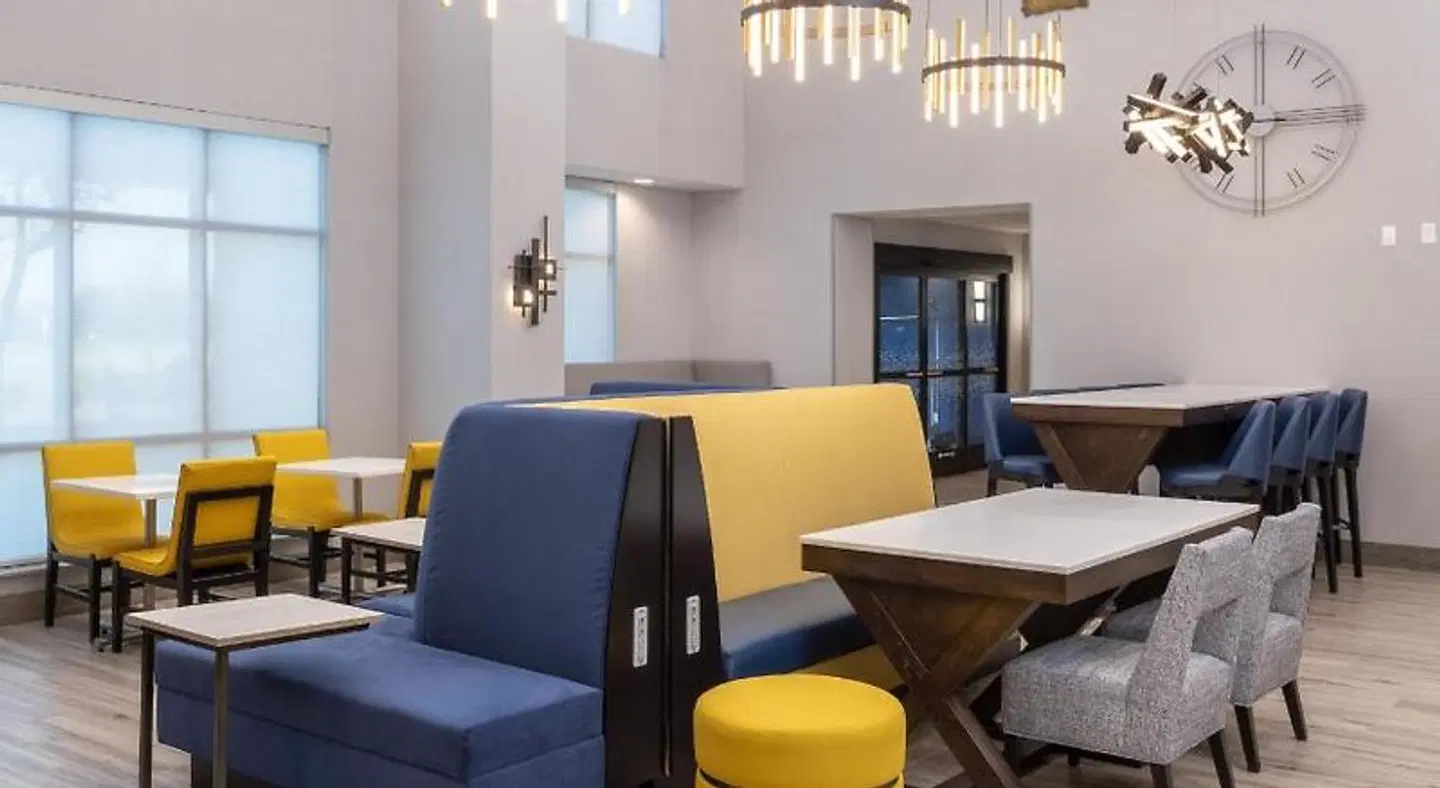 Hampton Inn & Suites Manteca ROOM_EXAMPLE