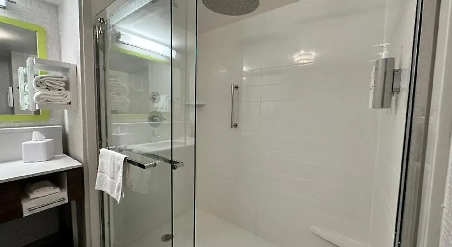 Hampton Inn & Suites Lathrop Badezimmer