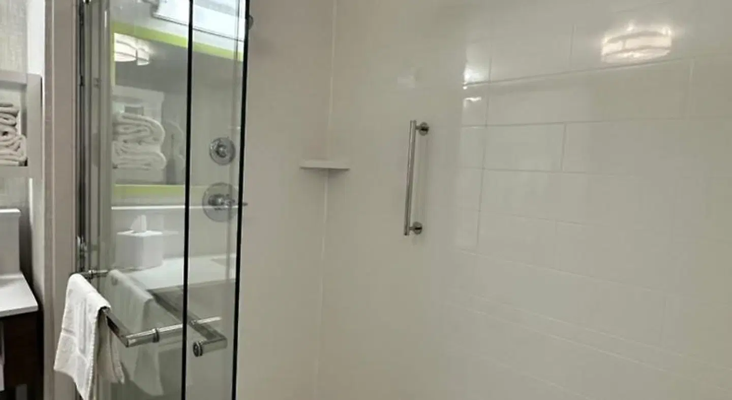 Hampton Inn & Suites Lathrop Badezimmer