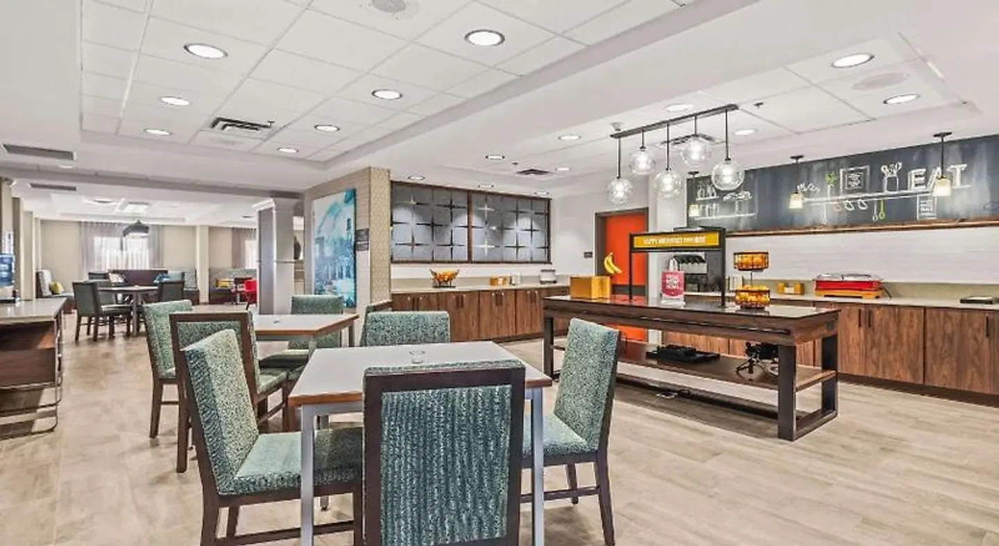 Hampton Inn Columbus-North Bar