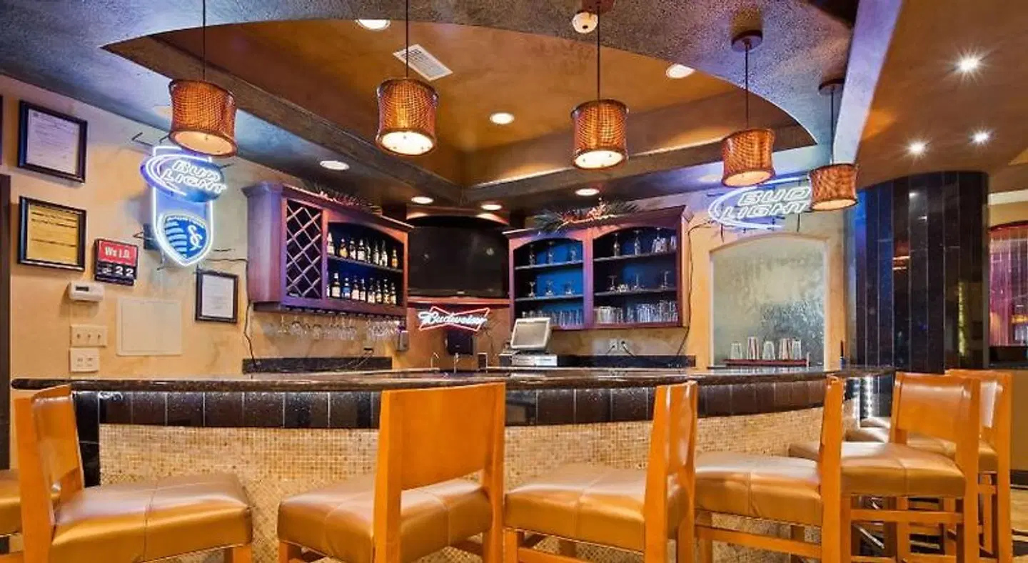 Best Western Premier KC Speedway Inn & Suites Bar