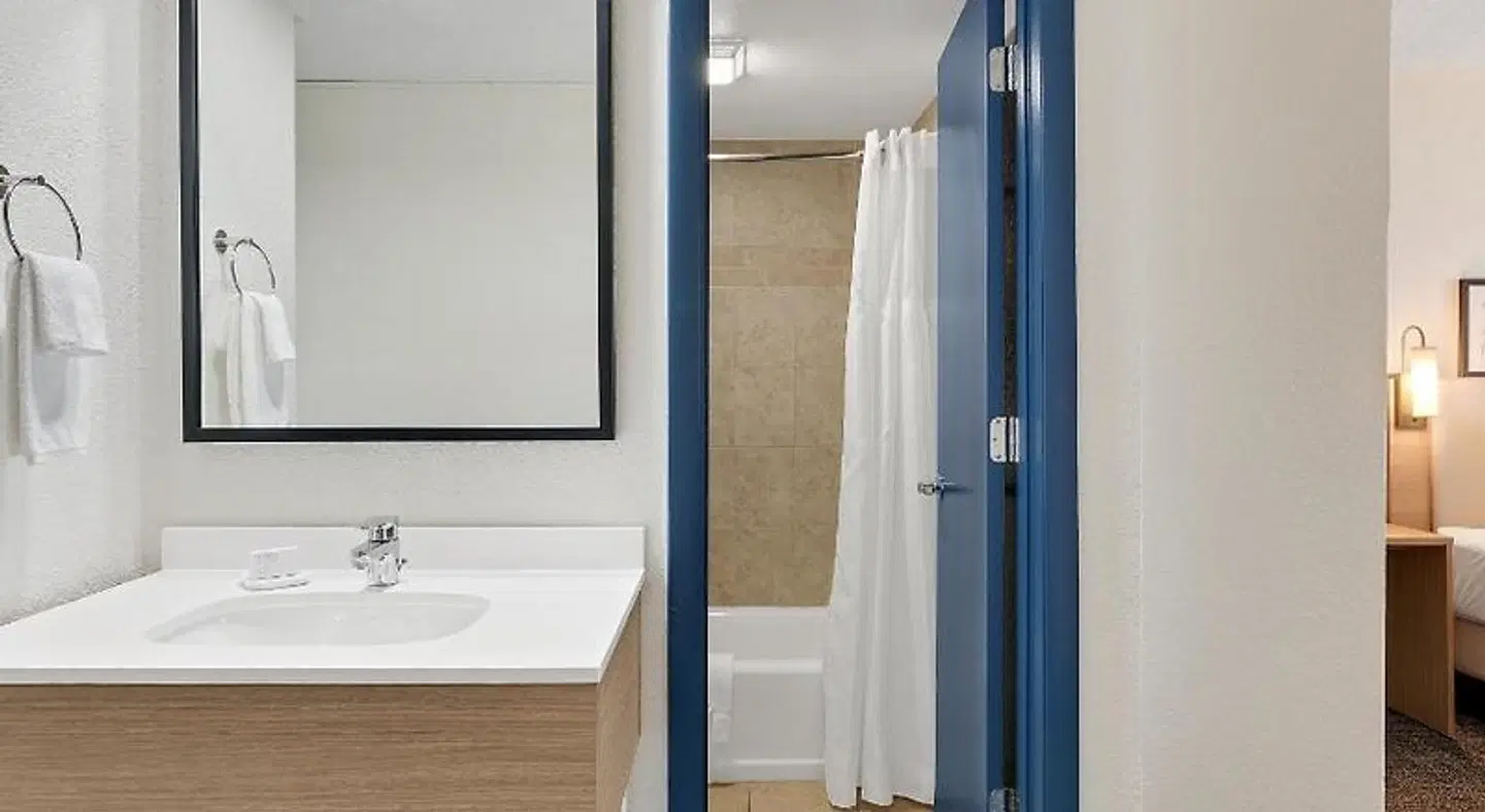 Spark by Hilton Ormond Beach Oceanfront Badezimmer