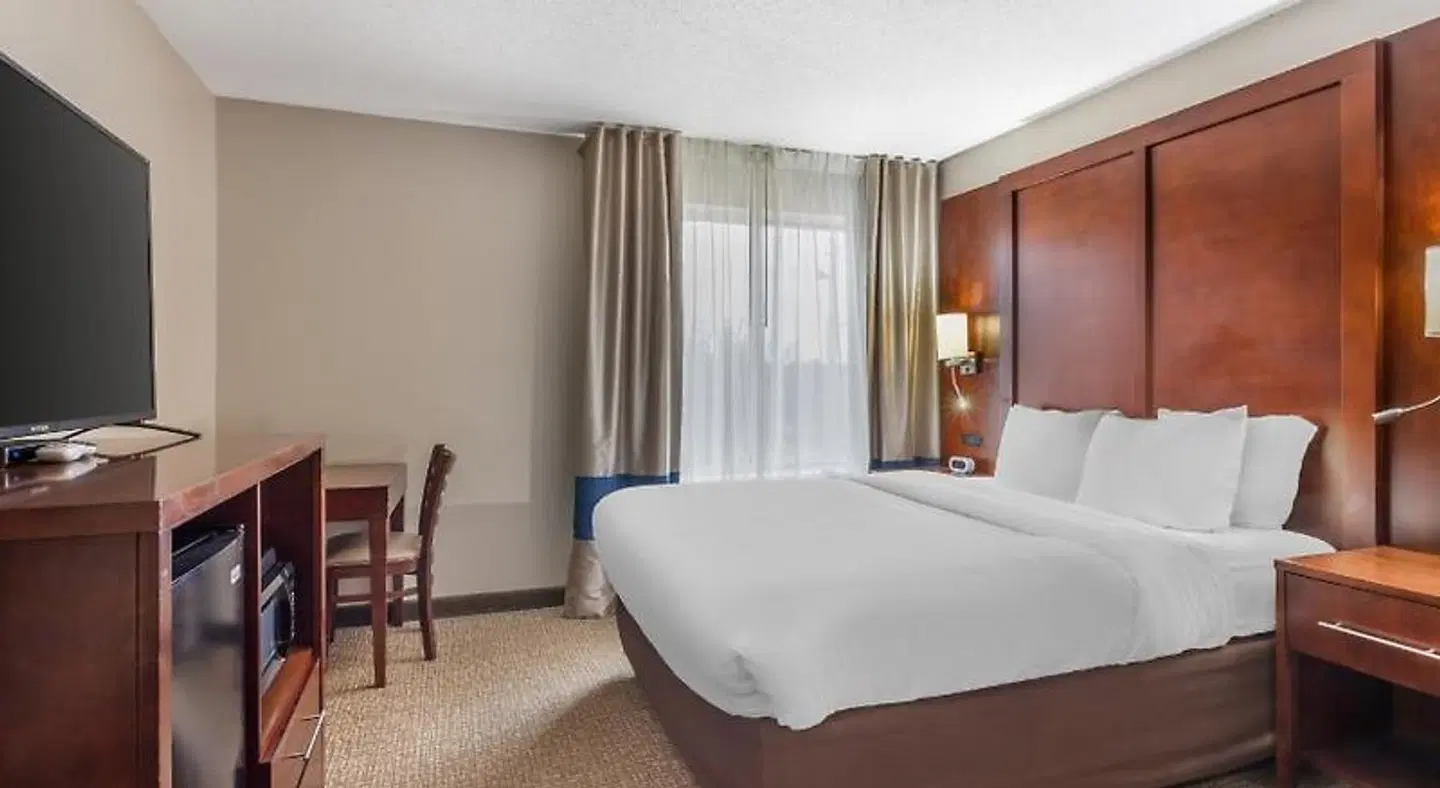 Comfort Inn & Suites ROOM_EXAMPLE