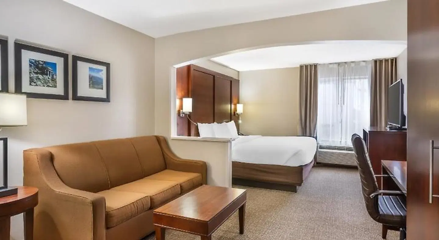 Comfort Inn & Suites ROOM_EXAMPLE