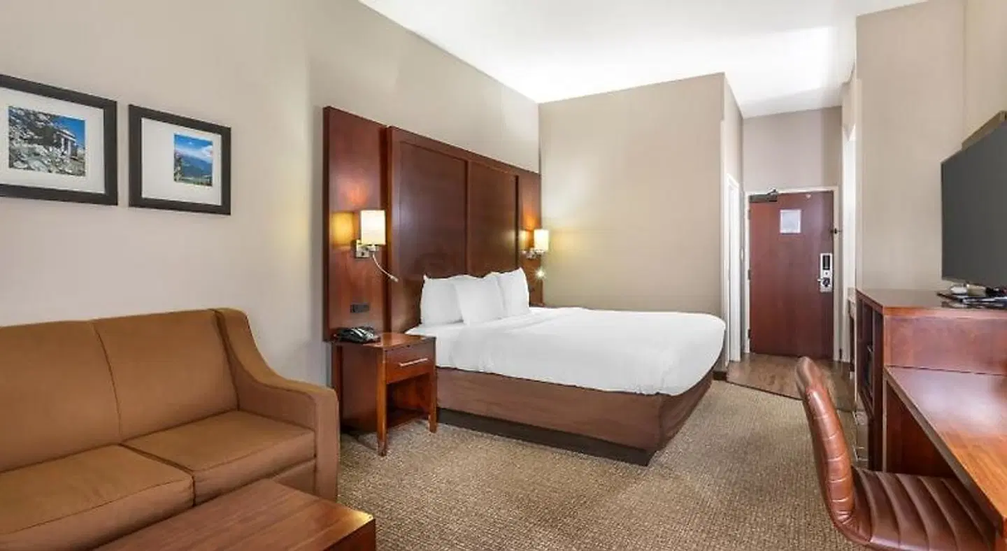 Comfort Inn & Suites ROOM_EXAMPLE