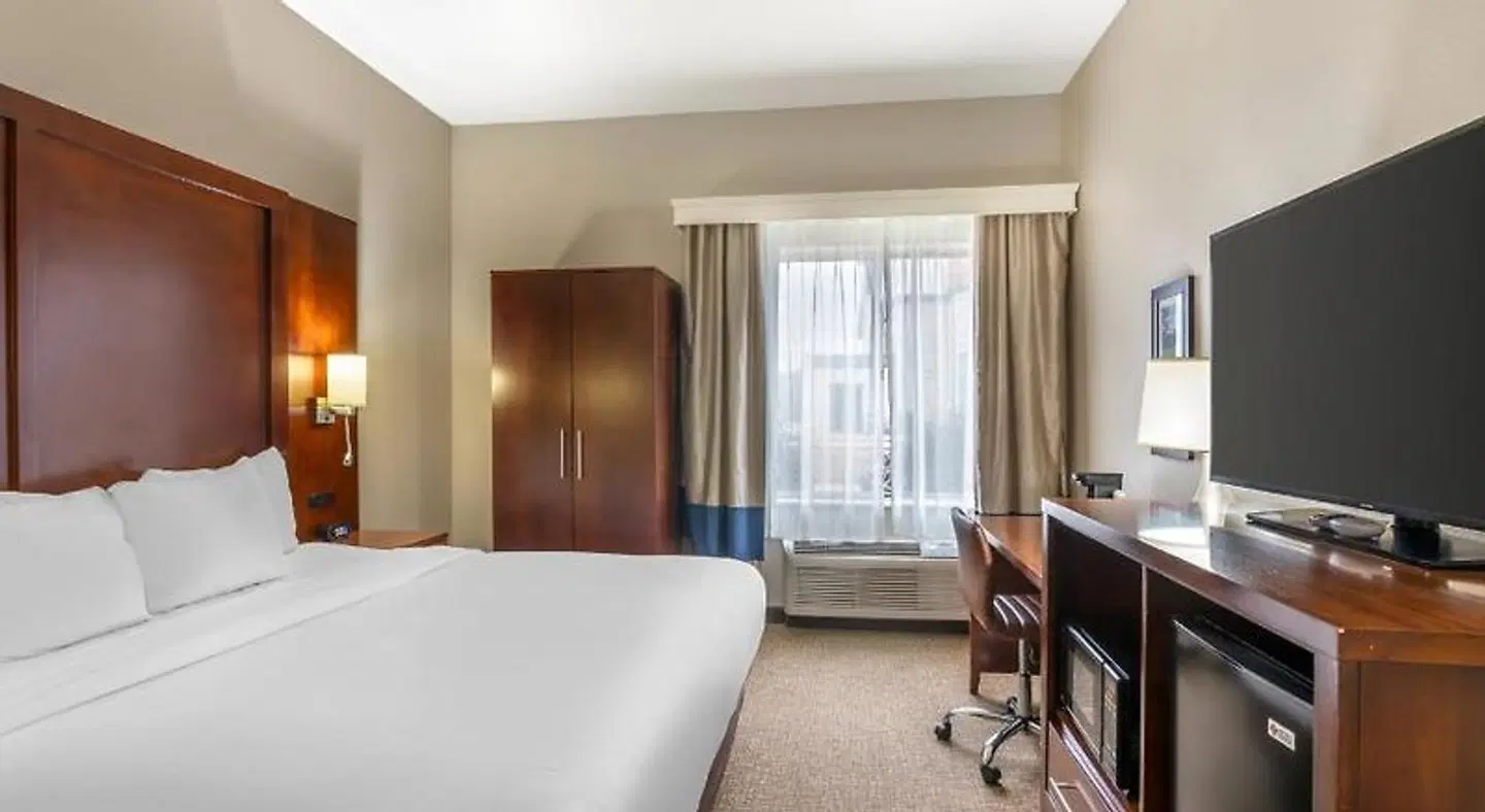 Comfort Inn & Suites ROOM_EXAMPLE