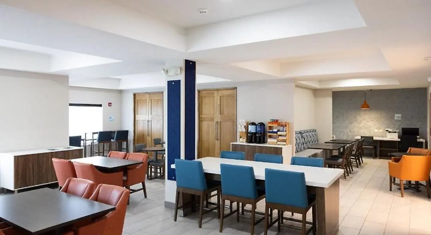 Holiday Inn Express & Suites Wichita Airport by IHG Restaurant