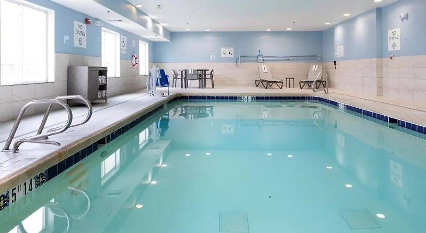 Holiday Inn Express & Suites Wichita Airport by IHG Hallenbad