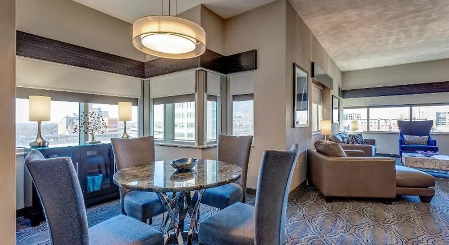 DoubleTree by Hilton St. Louis Forest Park Bar