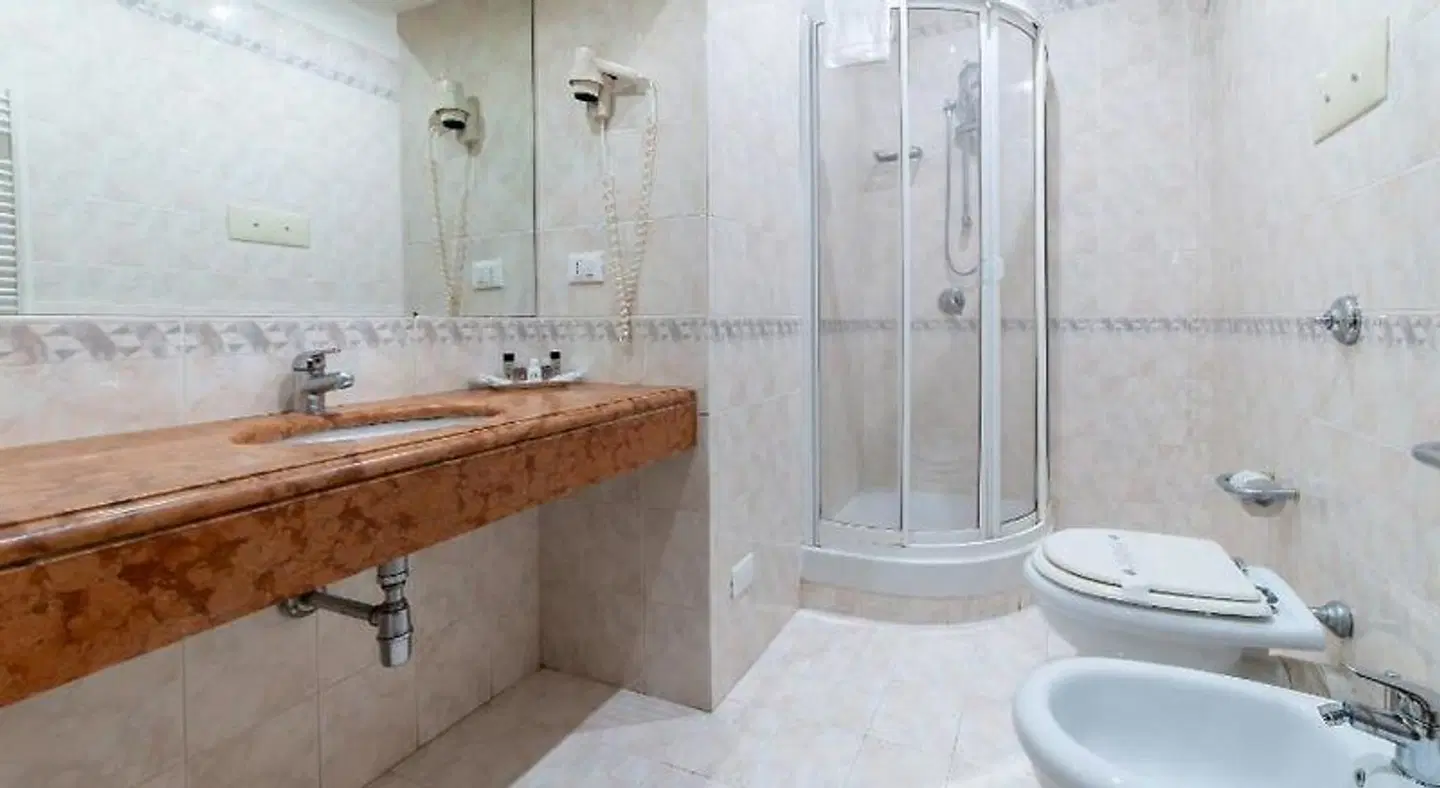 Massimo Plaza Hotel Badezimmer