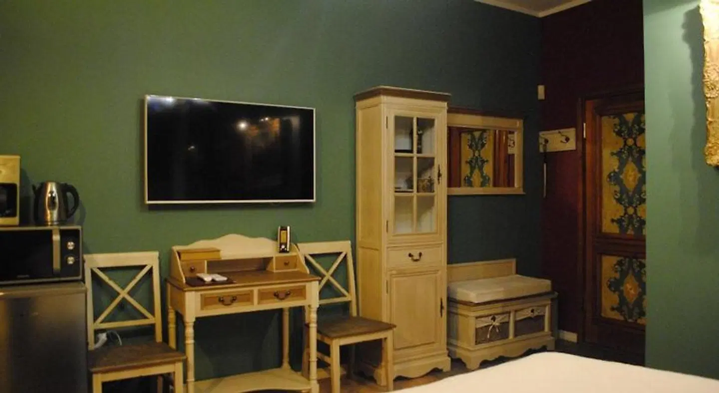 Alex Maja ROOM_EXAMPLE