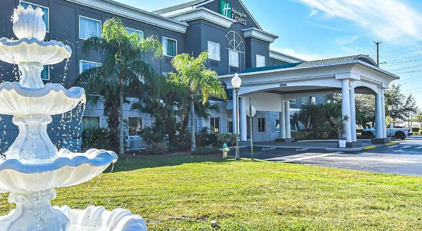 Holiday Inn Express & Suites Cocoa by IHG EXTERIOR