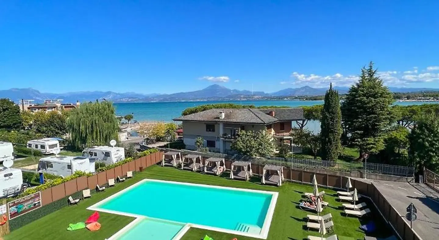 Puccini OUTDOOR_POOL