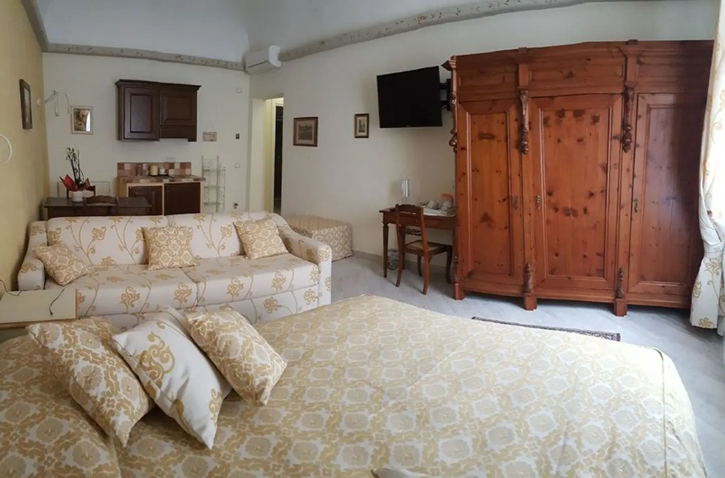Five Roses Bed & Breakfast ROOM_EXAMPLE