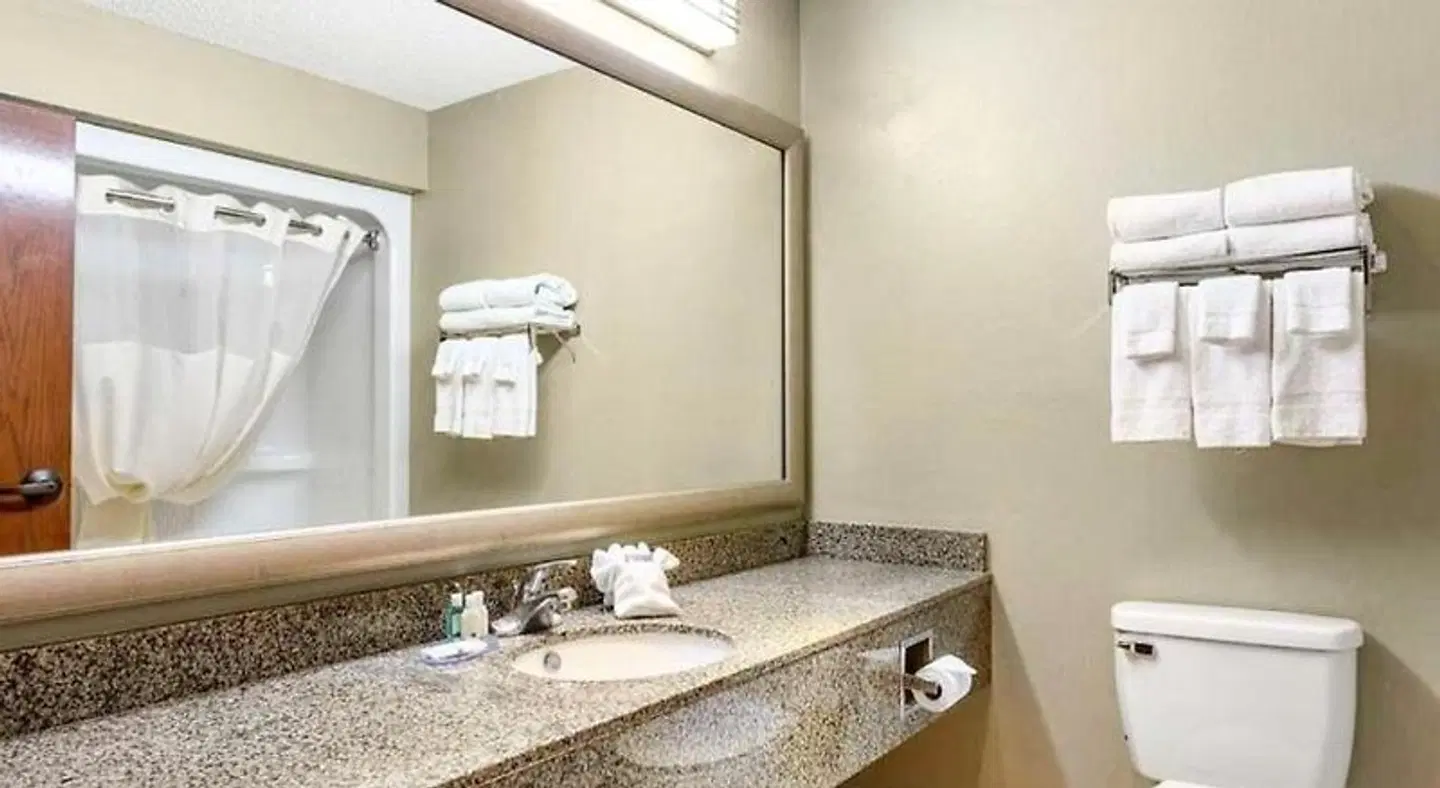 Quality Inn St. Robert - Ft. Leonard Wood Badezimmer
